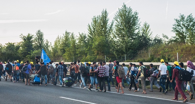 Asylum-seekers walking to the Greek-Macedonian border 
